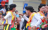 [ẢNH] Trai làng má phấn, môi son múa 